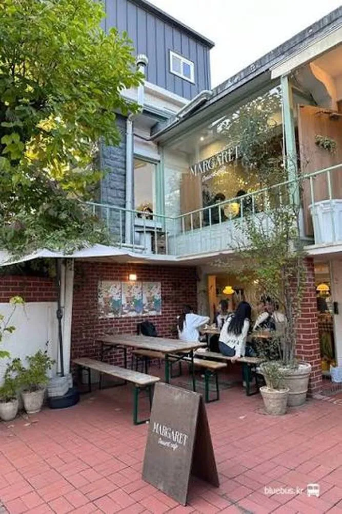 延南洞のカフェ、MARGARET。緑に囲まれたテラス席。