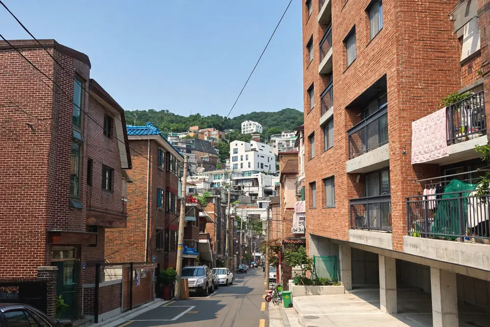 昼の住宅街。家賃の現実は、ここから始まる。